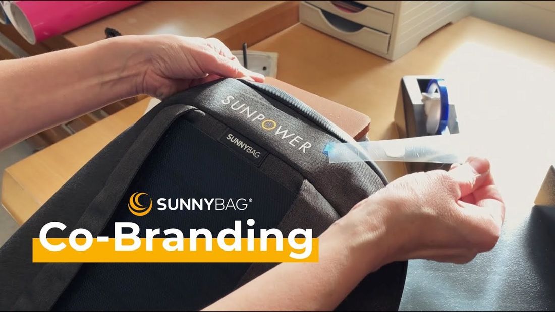 Ein SUNNYBAG Rucksack wird mit einem Firmenlogo veredelt